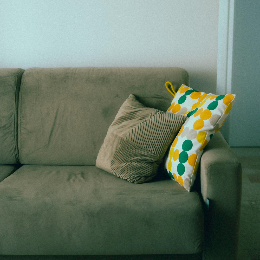 Photo of an old couch similar to the one I sold at marketplace